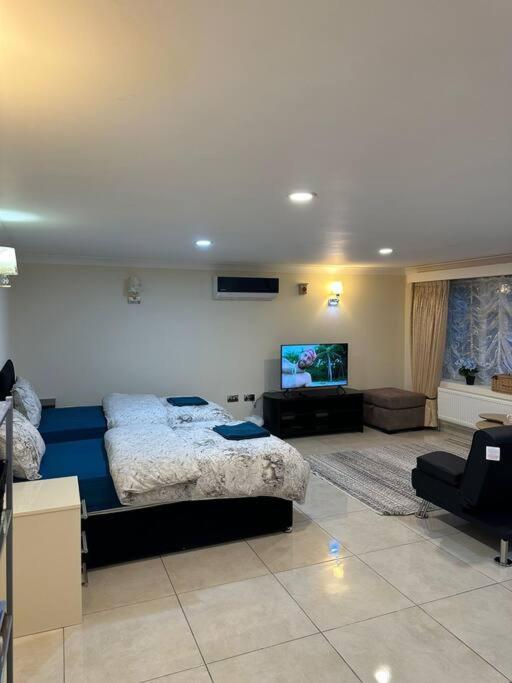 Studio Flat Gants Hill With Free Parking Redbridge Exterior photo