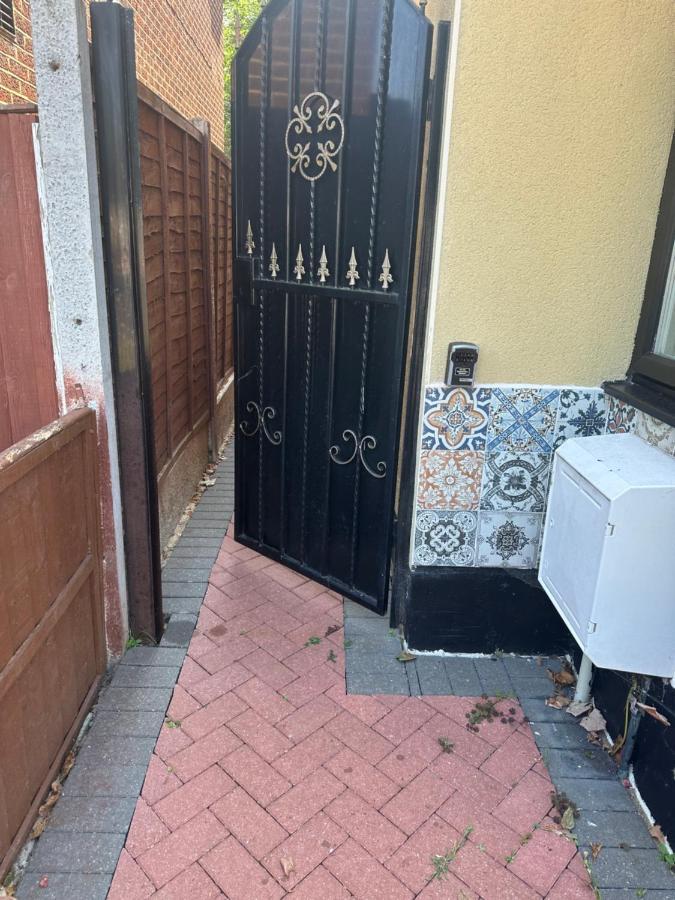 Studio Flat Gants Hill With Free Parking Redbridge Exterior photo